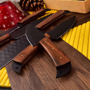 Ensemble de couteaux de cuisine en acier inoxydable thermolaqué, avec étui en cuir et manche en bois de rose, par un fabricant de couteaux forgés - Product Image 3