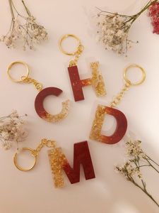 Llavero de Resina Personalizado con Letra Inicial, Diseño Floral, Láminas Doradas y Acabado Hecho a Mano para Regalo Personalizado - Product Image 2