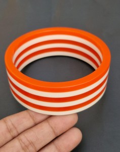 Bracelet en résine fait main « Ciel Onirique Ange » pour femme – Design unique tourbillonnant orange et blanc, élégant, léger et glacé, idéal pour un usage quotidien et une touche affirmée - Product Image 3