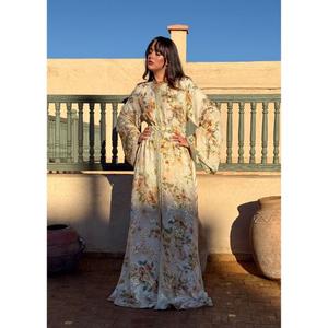 Kaftan confectionné en soie brocart italienne de la plus haute qualité, tons doux ivoire, blush et caramel, entièrement doublé, avec sous-robe en soie blush. - Product Image 1