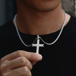 Colgante de Cruz Redonda con Piedras Agrupadas - Colgante de Cruz Artesanal en Plata de Ley, Colgante de Moissanita Hecho a Mano con Diseño de Fe - Product Image 1