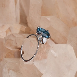 Vente en gros d'anneaux en argent sterling 925 avec topaze bleue ovale de Londres et zircone cubique, trois pierres, bijoux Memoria - Product Image 4