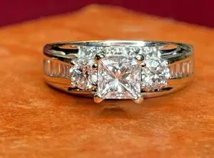 Bague de fiançailles vintage en moissanite taille princesse 3 carats VVS1 en argent sterling plaqué or - Product Image 2