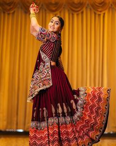 Conjunto de Lehenga Choli Bordado en Algodón Borgoña, Estilo Banarasi de Terciopelo, Vestido de Novia Indio con Dupatta para Fiestas y Festivales - Product Image 5