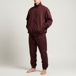 ชุดวอร์มสีแดงเลือดหมูแบบยูนิเซ็กซ์ ผลิตตามสั่งพร้อมโลโก้และแบรนด์ส่วนตัว ผ้าเนื้อหนาปานกลาง เสื้อฮู้ดซิปแบบโอเวอร์ไซส์ และกางเกงจ็อกเกอร์ จากผู้ผลิต - Product Image 1