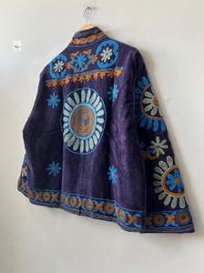 Veste brodée Suzani faite à la main, aspect velours riche, motif floral multicolore, style vintage, mode ethnique, artisanale, pour festival - Product Image 4