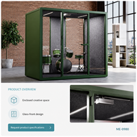 Pod de bureau moderne et créatif vert avec façade en verre, intérieur gris et espace de travail flexible pour musique ou studio