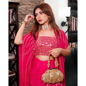 Hermoso Traje de Fiesta Indo-Occidental para Mujer con Lentejuelas, Bordado Zari y Trabajo en Papel - Product Image 1