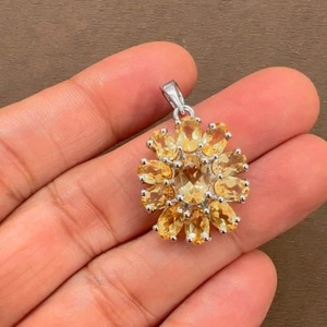 จี้รูปดอกไม้ซิทรินธรรมชาติ 100% สำหรับผู้หญิงจาก Rhaya Jewels จี้เงินแท้ชุบโรเดียม ดีไซน์สวยงาม - Product Image 2