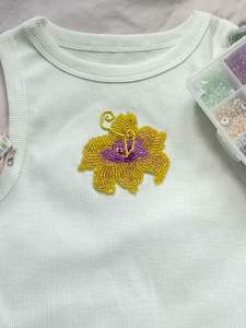 Fournisseur en gros – Débardeur court côtelé en coton blanc avec broderie perlée et patchs fruits pour femme – Vêtements décontractés d'été - Product Image 3