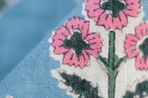 Tissu en coton imprimé à la main au mètre, motif floral bleu, textile indien Sanganeri Jaipur, pour robe, rideau, décoration intérieure - Product Image 4