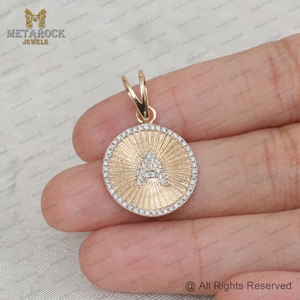 Colgante redondo con inicial A hecho a mano en oro amarillo macizo de 14k con diamantes pavé, joyería fina hecha a mano al por mayor. - Product Image 5