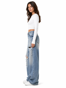 Jeans de mezclilla azules premium para mujer, de cintura alta, pierna ancha, rasgados, con lavado vintage, estilo casual y urbano. - Product Image 2