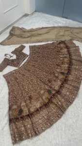 Ensemble Lehenga Choli Dupatta brodé marron indien pakistanais, col en V, tenue de mariage festive - Product Image 4