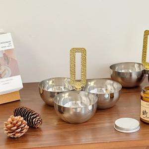 Ensemble de deux bols en métal glamour avec poignée dorée scintillante, plat de service poli pour la présentation des aliments lors de fêtes - Product Image 3