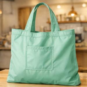 Ce sac à main en cuir noir avec une poignée supérieure et un fermoir doré est similaire aux sacs à rabat proposés par les détaillants. - Product Image 6