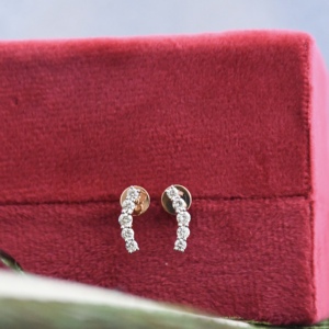 Boucles d'oreilles clous en or 14 carats pour femmes, serties de diamants de laboratoire incurvés |   Certifié IGI, coupe brillante CVD, marque VDS, style minimaliste, 1,5 g - Product Image 2