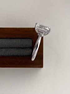 แหวนเพชรทรงเอเมอรัลด์ 3 กะรัต เพาะเลี้ยงในห้องปฏิบัติการ รับรองโดย IGI สี D ความสะอาด VVS1 ทองคำขาว 14K แหวนหมั้นประดับเพชรด้านข้าง - Product Image 5