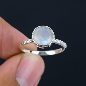 Anillo Boho de Plata de Ley 925 con Piedra Lunar Arcoíris, Hecho a Mano, Joyería con Piedra de Nacimiento de Junio, Regalo Perfecto para Ella en Cumpleaños o Aniversario - Product Image 1
