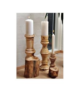 Portavelas de madera estilo heredado, diseñado para interiores clásicos y una presentación cálida y tradicional de velas. - Product Image 1