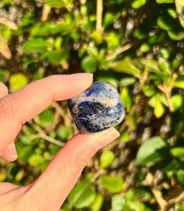 Pierres gemmes roulées en sodalite bleue faites à la main en gros, qualité supérieure, agate Muntaha métaphysique - Product Image 3