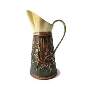 Pichet en cuivre martelé avec bec évasé, poignée courbée, corps étroit et haut, vaisselle artisanale traditionnelle élégante - Product Image 3