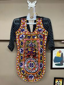 เสื้อเบลาส์ผ้าจอร์เจตต์แท้ ตกแต่งลายดอรี่ด้านหลัง คอวี แขนยาว ดีไซน์เนอร์ เสื้อผ้าชาติพันธุ์ - Product Image 4
