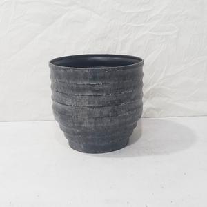 Maceta metálica alta cilíndrica con diseño moderno acanalado y acabado brillante, para plantas decorativas de interior y exterior. - Product Image 6