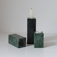 Ensemble de porte-bougies en marbre de qualité supérieure avec plateau décoratif en métal pour centre de table, décoration intérieure élégante et salle à manger.