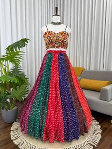 Lehenga de Diseño en Faux Georgette con Estampado Digital, Falda de 4 Metros con Vuelo, Completamente Cosida, y Diseño Frontal y Trasero con Espejos Reales Gamthi - Product Image 1
