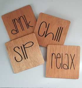 Juego de Posavasos Cuadrados de Madera con Texto Moderno 'Drink Chill Sip Relax', Reutilizables - Product Image 1