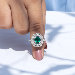 Bague de fiançailles ovale en or 18 carats avec émeraude et halo de diamants, motif floral, bijou de luxe, cadeau pour elle - Product Image 5