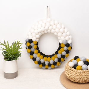 Couronne moderne en feutre à boules, forme ronde, faite à la main, 100% laine, décoration d'usine, blanc, noir, jaune, gris, colorée, pour les fêtes et la maison - Product Image 2