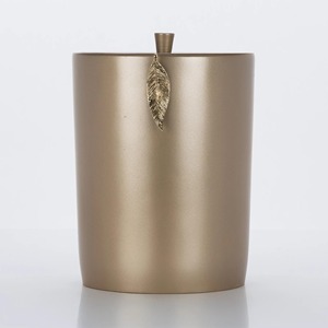 Poubelle décorative de luxe en résine noire et or avec motif feuille pour salle de bain, chambre, bureau ou salon - Product Image 3