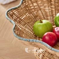 Handgemaakte schelpvormige gevlochten eco-vriendelijke rotan schaal met gegolfde rand, geschikt als serveermand voor de eettafel & woondecoratie