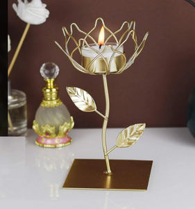 Portavelas llamativo con textura floral que sujeta la vela como un susurro de calor, tallado en arte. - Product Image 1