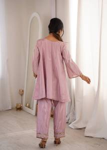 Conjunto de Seda Rosa Pastel, Kurta con Bordado de Espejo y Pantalón a Juego, Elegante Traje Festivo para Bodas y Fiestas - Product Image 5