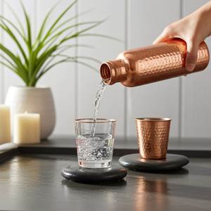 Elegante botella de agua de cobre con un diseño minimalista moderno que ofrece una apariencia estética premium para la hidratación del estilo de vida contemporáneo. - Product Image 2