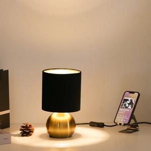 Lámpara de Mesa Decorativa de Latón con Pantalla de Algodón, Pieza Decorativa Única para Interiores - Product Image 3