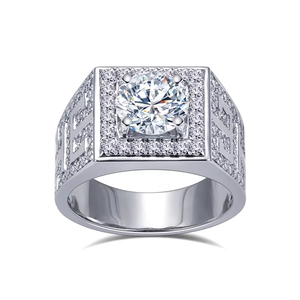 Bague signet unisexe en or 18 carats avec diamant de laboratoire taille brillant rond et pierres latérales pavées, certifiée IGI - Product Image 1
