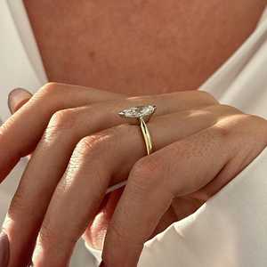 Anillo de Compromiso con Diamante Cultivado en Laboratorio de 1.5 Quilates, Corte Marquesa, Dos Tonos, Anillo Solitario con Incrustaciones Bajas, Certificado IGI - Product Image 4
