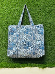 Sac fourre-tout patchwork bleu et blanc style bohème – Grand sac à bandoulière matelassé en coton, sac de shopping et de voyage réutilisable avec poignée rayée - Product Image 6