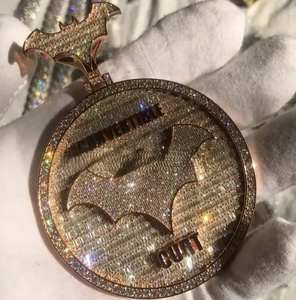 Colgante de Lujo con Logotipo, Chapado en Oro de 18k, Plata de Ley, Oro Rosa, Moissanita VVS, Joyería Hip Hop con Diamantes Baguette - Product Image 1