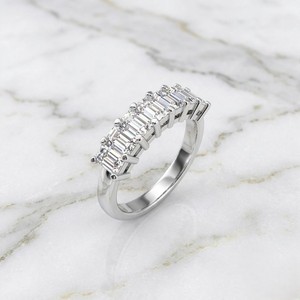 Anillo de banda con siete piedras y corte esmeralda de 3.50 quilates - Product Image 2