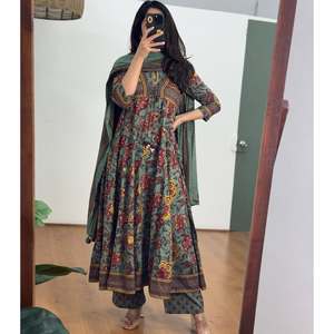 Traje Anarkali de Algodón Puro con Estampado Floral, Combinado con Pantalón y Dupatta, Anarkali de Algodón con Estampado Floral y Detalles de Borlas - Product Image 2