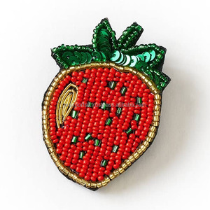 Broche de aleación plateada con cuentas de fresa, insignia bordada con lentejuelas y cuentas de semillas para solapas de chaquetas, bolsos y sombreros, personalizable - Product Image 1