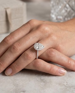 Anillo de compromiso con halo de diamantes cultivados en laboratorio con corte de pera y banda pavé, ajustable, de oro, clásico para mujer, regalo de aniversario de bodas - Product Image 5