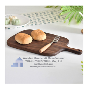 Planche à découper rectangulaire en bois avec poignée, motif de grain de bois foncé, pour usage en cuisine, fabriquée au Vietnam - Product Image 5