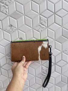 Nuevo y Moderno Bolso de Mano de Cuero Repujado a Mano con Bordado de Corazón en Piel con Pelo, Cartera Bohemia Elegante con Correa para Uso Diario - Product Image 2