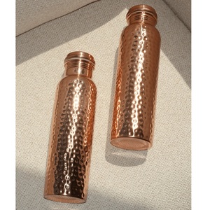 Ensemble de carafes et de bouteilles en cuivre martelé artisanal pour hôtel et spa de luxe, élégantes et métalliques - Product Image 1